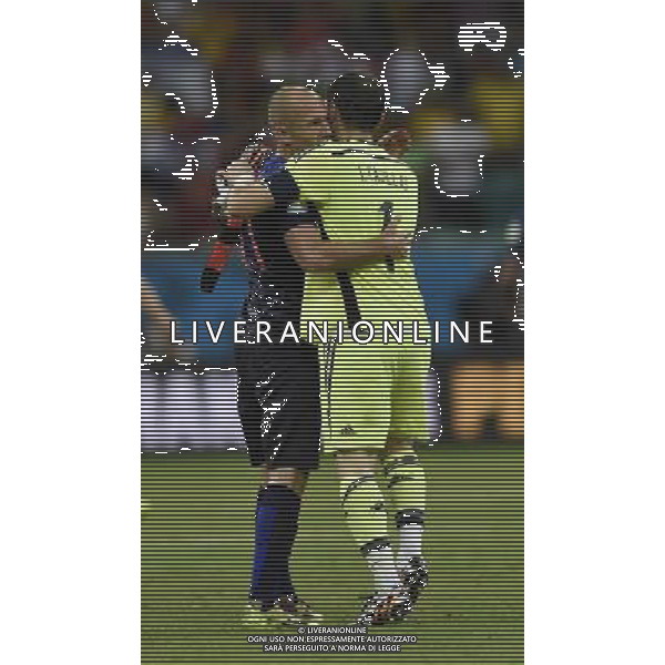 (140613) -- SALVADOR, June 13, 2014 () -- Spain\'s goalkeeper Iker Casillas (R) embraces Netherlands\' Arjen Robben (L) who scored two goals at the Arena Fonte Nova Stadium after a Group B match between Spain and Netherlands of 2014 FIFA World Cup in Salvador, Brazil, June 13, 2014. Netherlands won 5-1 over Spain on Friday. (/Yang Lei) ©photoshot/Agenzia Aldo Liverani sas - ITALY ONLY - EDITORIAL USE ONLY - Spagna Vs Olanda partita del Gruppo B Coppa del Mondo FIFA 2014 in Salvador, in Brasile, 13 giugno 2014