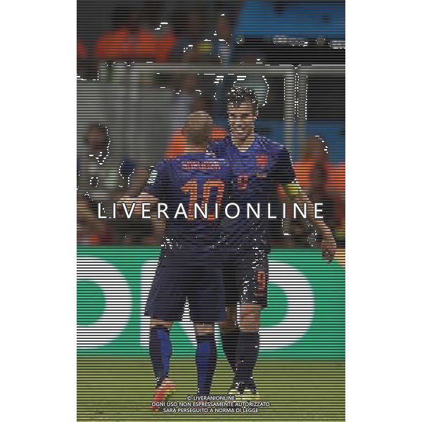 (140613) -- SALVADOR, June 13, 2014 () -- Netherlands\' Robin van Persie (R) celebrates for his second goal, Netherlands\' fourth goal, with his teammate Wesley Sneijder at the Arena Fonte Nova Stadium during a Group B match between Spain and Netherlands of 2014 FIFA World Cup in Salvador, Brazil, June 13, 2014. (/Cao Can) ©photoshot/Agenzia Aldo Liverani sas - ITALY ONLY - EDITORIAL USE ONLY - Spagna Vs Olanda partita del Gruppo B Coppa del Mondo FIFA 2014 in Salvador, in Brasile, 13 giugno 2014
