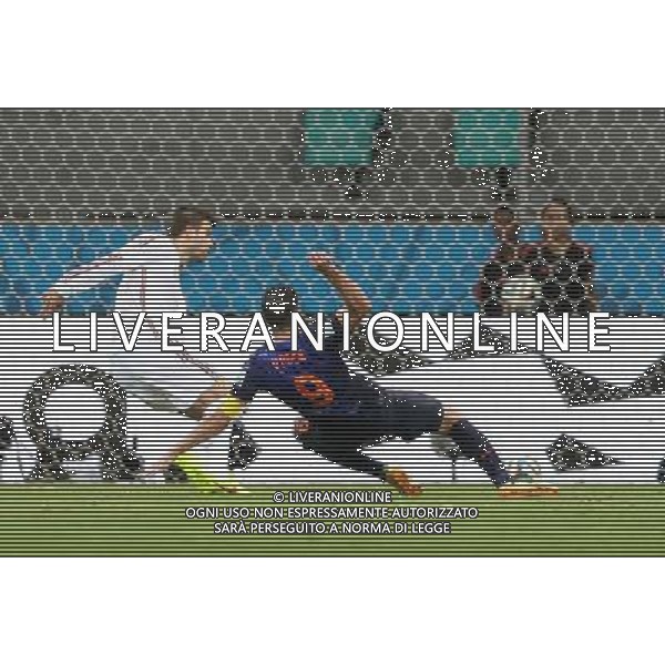 (140613) -- SALVADOR, June 13, 2014 () -- Netherlands\' Robin van Persie (R) scores his second goal at the Arena Fonte Nova Stadium during a Group B match between Spain and Netherlands of 2014 FIFA World Cup in Salvador, Brazil, June 13, 2014. (/Cao Can) ©photoshot/Agenzia Aldo Liverani sas - ITALY ONLY - EDITORIAL USE ONLY - Spagna Vs Olanda partita del Gruppo B Coppa del Mondo FIFA 2014 in Salvador, in Brasile, 13 giugno 2014