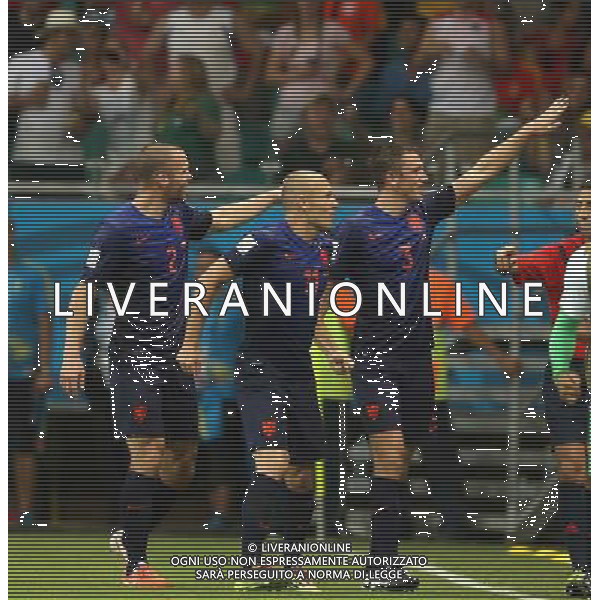 (140613) -- SALVADOR, June 13, 2014 () -- Netherlands\' Stefan de Vrij (R) makes a gesture as a way of celebrating his goal with his teammates Arjen Robben (C) and Ron Vlaar (L) at the Arena Fonte Nova Stadium during a Group B match between Spain and Netherlands of 2014 FIFA World Cup in Salvador, Brazil, June 13, 2014. (/Cao Can) ©photoshot/Agenzia Aldo Liverani sas - ITALY ONLY - EDITORIAL USE ONLY - Spagna Vs Olanda partita del Gruppo B Coppa del Mondo FIFA 2014 in Salvador, in Brasile, 13 giugno 2014