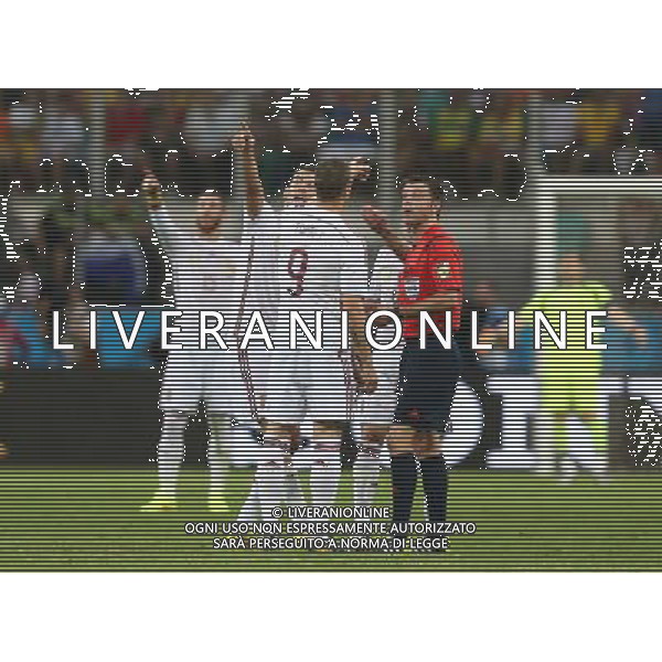(140613) -- SALVADOR, June 13, 2014 () -- Spain\'s players argue with Italian referee Nicola Roldan (R) at the Arena Fonte Nova Stadium during a Group B match between Spain and Netherlands of 2014 FIFA World Cup in Salvador, Brazil, June 13, 2014. (/Cao Can) ©photoshot/Agenzia Aldo Liverani sas - ITALY ONLY - EDITORIAL USE ONLY - Spagna Vs Olanda partita del Gruppo B Coppa del Mondo FIFA 2014 in Salvador, in Brasile, 13 giugno 2014