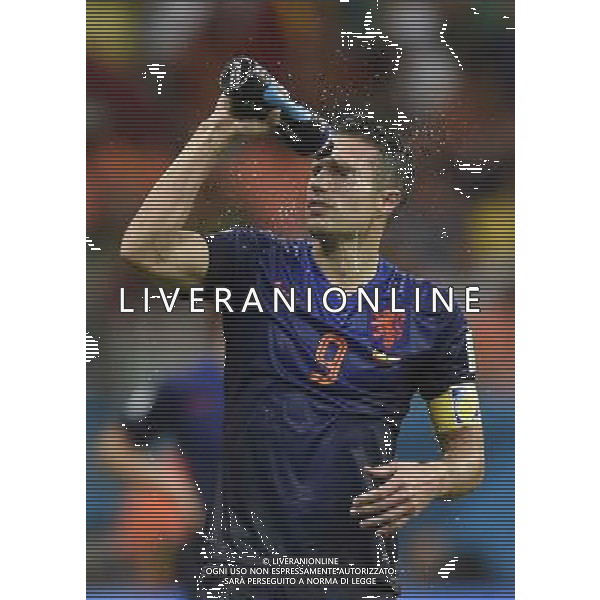 (140613) -- SALVADOR, June 13, 2014 () -- Netherlands\'s Robin van Persie cools himself down during a Group B match between Spain and Netherlands of 2014 FIFA World Cup in the Arena Fonte Nova Stadium in Salvador, Brazil, June 13, 2014. (/Yang Lei)(rh) ©photoshot/Agenzia Aldo Liverani sas - ITALY ONLY - EDITORIAL USE ONLY - Spagna Vs Olanda partita del Gruppo B Coppa del Mondo FIFA 2014 in Salvador, in Brasile, 13 giugno 2014