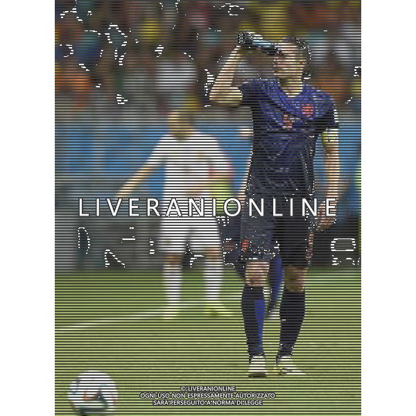 (140613) -- SALVADOR, June 13, 2014 () -- Netherlands\'s Robin van Persie cools himself down during a Group B match between Spain and Netherlands of 2014 FIFA World Cup in the Arena Fonte Nova Stadium in Salvador, Brazil, June 13, 2014. (/Yang Lei)(rh) ©photoshot/Agenzia Aldo Liverani sas - ITALY ONLY - EDITORIAL USE ONLY - Spagna Vs Olanda partita del Gruppo B Coppa del Mondo FIFA 2014 in Salvador, in Brasile, 13 giugno 2014