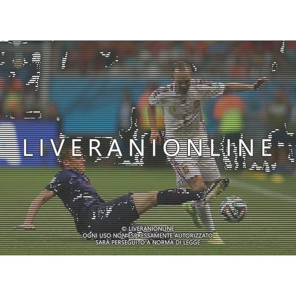(140613) -- SALVADOR, June 13, 2014 () -- Spain\'s Andres Iniesta (R) breaks through the defense of Netherlands\' Stefan de Vrijcoach at the Arena Fonte Nova Stadium during a Group B match between Spain and Netherlands of 2014 FIFA World Cup in Salvador, Brazil, June 13, 2014. (/Cao Can) ©photoshot/Agenzia Aldo Liverani sas - ITALY ONLY - EDITORIAL USE ONLY - Spagna Vs Olanda partita del Gruppo B Coppa del Mondo FIFA 2014 in Salvador, in Brasile, 13 giugno 2014
