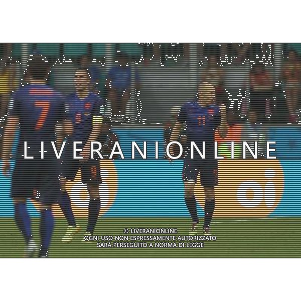 (140613) -- SALVADOR, June 13, 2014 () -- Netherlands\' Arjen Robben (R) makes a gesture as a way of celebrating his goal at the Arena Fonte Nova Stadium during a Group B match between Spain and Netherlands of 2014 FIFA World Cup in Salvador, Brazil, June 13, 2014. (/Cao Can) ©photoshot/Agenzia Aldo Liverani sas - ITALY ONLY - EDITORIAL USE ONLY - Spagna Vs Olanda partita del Gruppo B Coppa del Mondo FIFA 2014 in Salvador, in Brasile, 13 giugno 2014