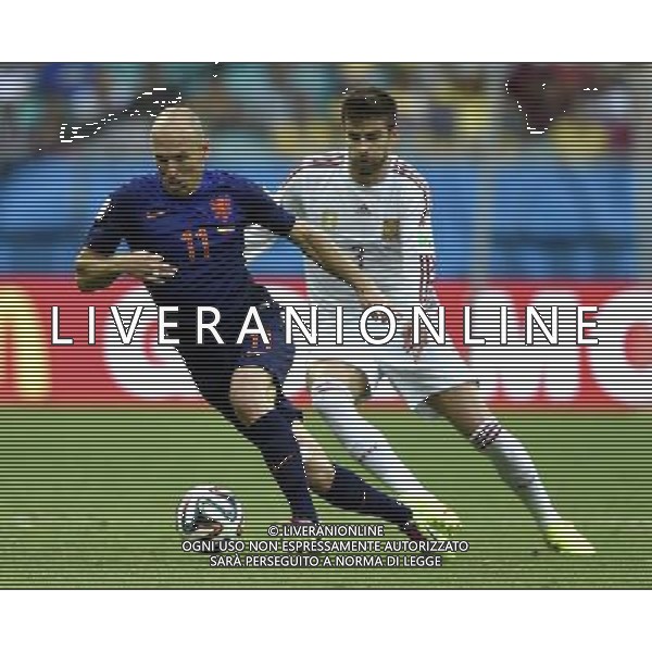 (140613) -- SALVADOR, June 13, 2014 () -- Spain\'s Gerard Pique vies with Netherlands\'s Arjen Robben during a Group B match between Spain and Netherlands of 2014 FIFA World Cup in the Arena Fonte Nova Stadium in Salvador, Brazil, June 13, 2014. (/Yang Lei)(rh) ©photoshot/Agenzia Aldo Liverani sas - ITALY ONLY - EDITORIAL USE ONLY - Spagna Vs Olanda partita del Gruppo B Coppa del Mondo FIFA 2014 in Salvador, in Brasile, 13 giugno 2014