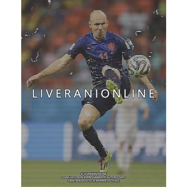 (140613) -- SALVADOR, June 13, 2014 () -- Netherlands\'s Arjen Robben stops the ball during a Group B match between Spain and Netherlands of 2014 FIFA World Cup in the Arena Fonte Nova Stadium in Salvador, Brazil, June 13, 2014. (/Yang Lei)(rh) ©photoshot/Agenzia Aldo Liverani sas - ITALY ONLY - EDITORIAL USE ONLY - Spagna Vs Olanda partita del Gruppo B Coppa del Mondo FIFA 2014 in Salvador, in Brasile, 13 giugno 2014