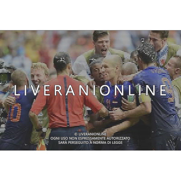 (140613) -- SALVADOR, June 13, 2014 () -- Netherlands\'s players celebrate Arjen Robben\'s goal during a Group B match between Spain and Netherlands of 2014 FIFA World Cup in the Arena Fonte Nova Stadium in Salvador, Brazil, June 13, 2014. (/Yang Lei)(rh) ©photoshot/Agenzia Aldo Liverani sas - ITALY ONLY - EDITORIAL USE ONLY - Spagna Vs Olanda partita del Gruppo B Coppa del Mondo FIFA 2014 in Salvador, in Brasile, 13 giugno 2014