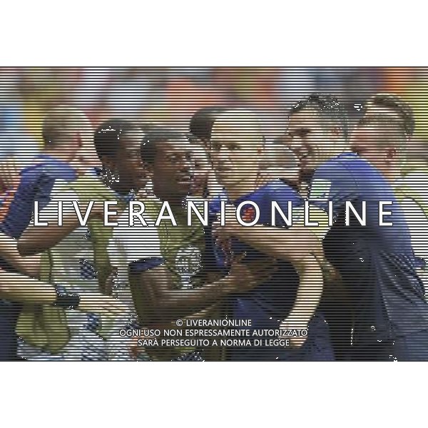 (140613) -- SALVADOR, June 13, 2014 () -- Netherlands\'s players celebrate Arjen Robben\'s goal during a Group B match between Spain and Netherlands of 2014 FIFA World Cup in the Arena Fonte Nova Stadium in Salvador, Brazil, June 13, 2014. (/Yang Lei)(rh) ©photoshot/Agenzia Aldo Liverani sas - ITALY ONLY - EDITORIAL USE ONLY - Spagna Vs Olanda partita del Gruppo B Coppa del Mondo FIFA 2014 in Salvador, in Brasile, 13 giugno 2014
