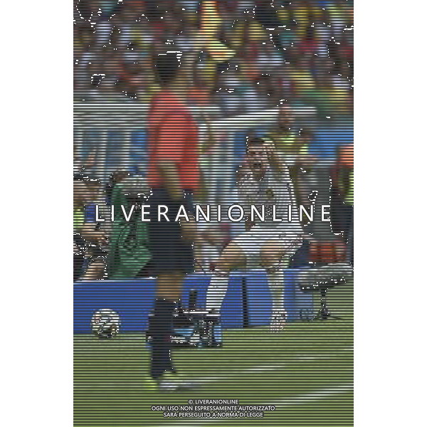 (140613) -- SALVADOR, June 13, 2014 () -- Spain\'s Cesar Azpilicueta shouts to the referee during a Group B match between Spain and Netherlands of 2014 FIFA World Cup in the Arena Fonte Nova Stadium in Salvador, Brazil, June 13, 2014. (/Yang Lei)(rh) ©photoshot/Agenzia Aldo Liverani sas - ITALY ONLY - EDITORIAL USE ONLY - Spagna Vs Olanda partita del Gruppo B Coppa del Mondo FIFA 2014 in Salvador, in Brasile, 13 giugno 2014