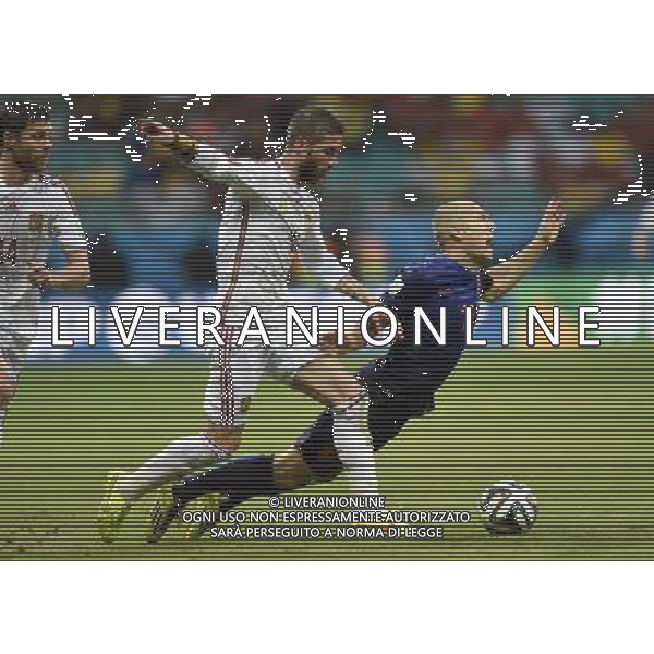 (140613) -- SALVADOR, June 13, 2014 () -- Netherlands\'s Arjen Robben falls down during a Group B match between Spain and Netherlands of 2014 FIFA World Cup in the Arena Fonte Nova Stadium in Salvador, Brazil, June 13, 2014. (/Yang Lei)(rh) ©photoshot/Agenzia Aldo Liverani sas - ITALY ONLY - EDITORIAL USE ONLY - Spagna Vs Olanda partita del Gruppo B Coppa del Mondo FIFA 2014 in Salvador, in Brasile, 13 giugno 2014