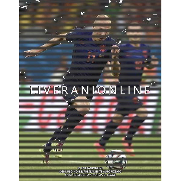 (140613) -- SALVADOR, June 13, 2014 () -- Netherlands\' Arjen Robben (front) controls the ball at the Arena Fonte Nova Stadium during a Group B match between Spain and Netherlands of 2014 FIFA World Cup in Salvador, Brazil, June 13, 2014. Netherlands won 5-1 over Spain on Friday. (/Yang Lei) ©photoshot/Agenzia Aldo Liverani sas - ITALY ONLY - EDITORIAL USE ONLY - Spagna Vs Olanda partita del Gruppo B Coppa del Mondo FIFA 2014 in Salvador, in Brasile, 13 giugno 2014