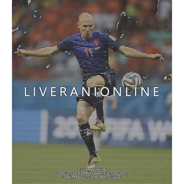 (140613) -- SALVADOR, June 13, 2014 () -- Netherlands\' Arjen Robben controls the ball at the Arena Fonte Nova Stadium during a Group B match between Spain and Netherlands of 2014 FIFA World Cup in Salvador, Brazil, June 13, 2014. Netherlands won 5-1 over Spain on Friday. (/Yang Lei) ©photoshot/Agenzia Aldo Liverani sas - ITALY ONLY - EDITORIAL USE ONLY - Spagna Vs Olanda partita del Gruppo B Coppa del Mondo FIFA 2014 in Salvador, in Brasile, 13 giugno 2014