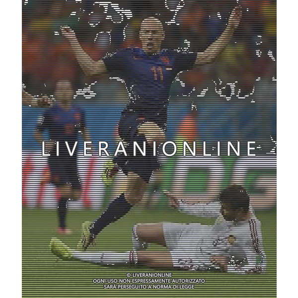 (140613) -- SALVADOR, June 13, 2014 () -- Netherlands\' Arjen Robben (L) jumps over Spain\'s Gerard Pique at the Arena Fonte Nova Stadium during a Group B match between Spain and Netherlands of 2014 FIFA World Cup in Salvador, Brazil, June 13, 2014. Netherlands won 5-1 over Spain on Friday. (/Yang Lei) ©photoshot/Agenzia Aldo Liverani sas - ITALY ONLY - EDITORIAL USE ONLY - Spagna Vs Olanda partita del Gruppo B Coppa del Mondo FIFA 2014 in Salvador, in Brasile, 13 giugno 2014