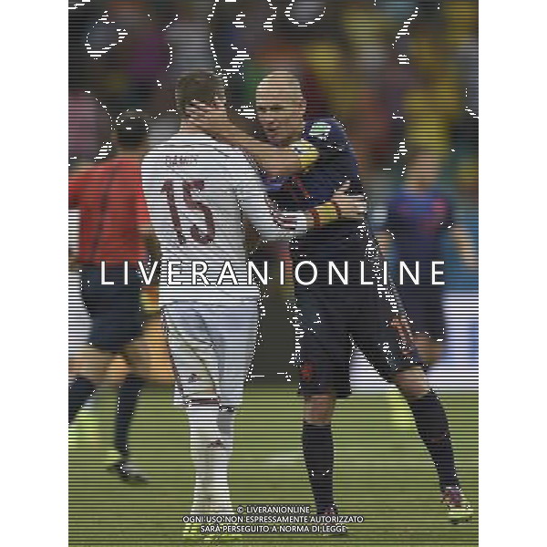 (140613) -- SALVADOR, June 13, 2014 () -- Netherlands\' Arjen Robben (R) greets Spain\'s Sergio Ramos (L) at the Arena Fonte Nova Stadium after a Group B match between Spain and Netherlands of 2014 FIFA World Cup in Salvador, Brazil, June 13, 2014. Netherlands won 5-1 over Spain on Friday. (/Yang Lei) ©photoshot/Agenzia Aldo Liverani sas - ITALY ONLY - EDITORIAL USE ONLY - Spagna Vs Olanda partita del Gruppo B Coppa del Mondo FIFA 2014 in Salvador, in Brasile, 13 giugno 2014