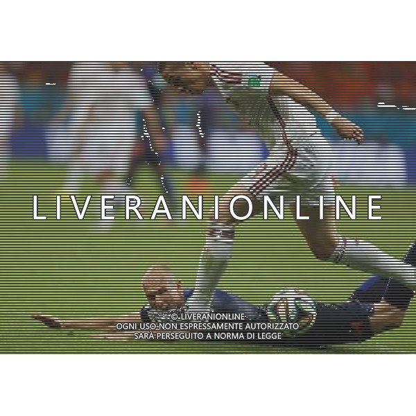 (140613) -- SALVADOR, June 13, 2014 () -- Netherlands\' Arjen Robben (L) falls down while competing with Spain\'s Fernando Torres at the Arena Fonte Nova Stadium during a Group B match between Spain and Netherlands of 2014 FIFA World Cup in Salvador, Brazil, June 13, 2014. Netherlands won 5-1 over Spain on Friday. (/Cao Can) ©photoshot/Agenzia Aldo Liverani sas - ITALY ONLY - EDITORIAL USE ONLY - Spagna Vs Olanda partita del Gruppo B Coppa del Mondo FIFA 2014 in Salvador, in Brasile, 13 giugno 2014