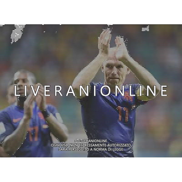 (140613) -- SALVADOR, June 13, 2014 () -- Netherlands\' Arjen Robben (R) applauds at the Arena Fonte Nova Stadium after a Group B match between Spain and Netherlands of 2014 FIFA World Cup in Salvador, Brazil, June 13, 2014. Netherlands won 5-1 over Spain on Friday. (/Yang Lei) ©photoshot/Agenzia Aldo Liverani sas - ITALY ONLY - EDITORIAL USE ONLY - Spagna Vs Olanda partita del Gruppo B Coppa del Mondo FIFA 2014 in Salvador, in Brasile, 13 giugno 2014
