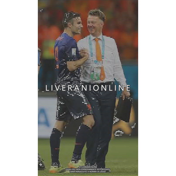 (140613) -- SALVADOR, June 13, 2014 () -- Netherlands\' coach Louis Van Gaal (R) talks with Robin van Persie after his substitution at the Arena Fonte Nova Stadium during a Group B match between Spain and Netherlands of 2014 FIFA World Cup in Salvador, Brazil, June 13, 2014. Netherlands won 5-1 over Spain on Friday. (/Cao Can) ©photoshot/Agenzia Aldo Liverani sas - ITALY ONLY - EDITORIAL USE ONLY - Spagna Vs Olanda partita del Gruppo B Coppa del Mondo FIFA 2014 in Salvador, in Brasile, 13 giugno 2014