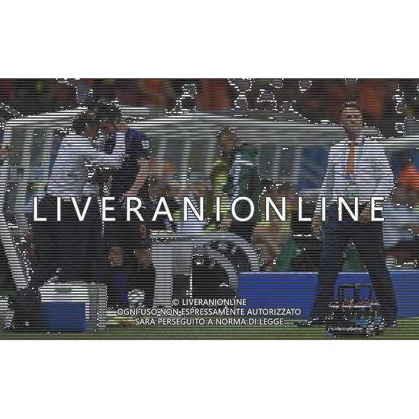 (140613) -- SALVADOR, June 13, 2014 () -- Netherlands\' coach Louis Van Gaal (R) reacts while Robin van Persie (2nd L) celebrating after his substitution at the Arena Fonte Nova Stadium during a Group B match between Spain and Netherlands of 2014 FIFA World Cup in Salvador, Brazil, June 13, 2014. Netherlands won 5-1 over Spain on Friday. (/Yang Lei) ©photoshot/Agenzia Aldo Liverani sas - ITALY ONLY - EDITORIAL USE ONLY - Spagna Vs Olanda partita del Gruppo B Coppa del Mondo FIFA 2014 in Salvador, in Brasile, 13 giugno 2014