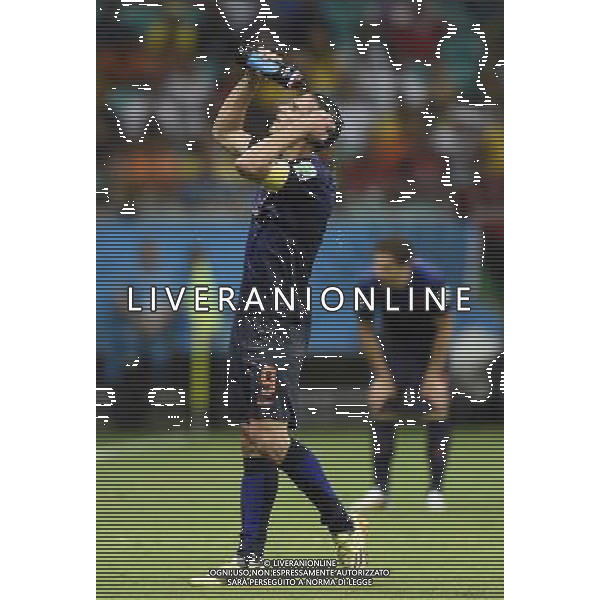 (140613) -- SALVADOR, June 13, 2014 () -- Netherlands\' Robin van Persie cools himself down at the Arena Fonte Nova Stadium during a Group B match between Spain and Netherlands of 2014 FIFA World Cup in Salvador, Brazil, June 13, 2014. Netherlands won 5-1 over Spain on Friday. (/Yang Lei) ©photoshot/Agenzia Aldo Liverani sas - ITALY ONLY - EDITORIAL USE ONLY - Spagna Vs Olanda partita del Gruppo B Coppa del Mondo FIFA 2014 in Salvador, in Brasile, 13 giugno 2014
