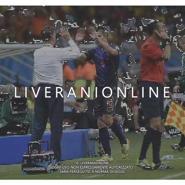 (140613) -- SALVADOR, June 13, 2014 () -- Netherlands\' Robin van Persie (C) substituted by Jeremain Lens (not in picture) claps with coach Louis Van Gaal (L) at the Arena Fonte Nova Stadium during a Group B match between Spain and Netherlands of 2014 FIFA World Cup in Salvador, Brazil, June 13, 2014. Netherlands won 5-1 over Spain on Friday. (/Yang Lei) ©photoshot/Agenzia Aldo Liverani sas - ITALY ONLY - EDITORIAL USE ONLY - Spagna Vs Olanda partita del Gruppo B Coppa del Mondo FIFA 2014 in Salvador, in Brasile, 13 giugno 2014