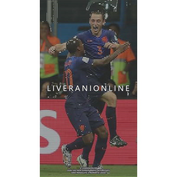 (140613) -- SALVADOR, June 13, 2014 () -- Netherlands\' Stefan de Vrij (R) celebrates for his goal with his teammate at the Arena Fonte Nova Stadium during a Group B match between Spain and Netherlands of 2014 FIFA World Cup in Salvador, Brazil, June 13, 2014. Netherlands won 5-1 over Spain on Friday. (/Cao Can) ©photoshot/Agenzia Aldo Liverani sas - ITALY ONLY - EDITORIAL USE ONLY - Spagna Vs Olanda partita del Gruppo B Coppa del Mondo FIFA 2014 in Salvador, in Brasile, 13 giugno 2014