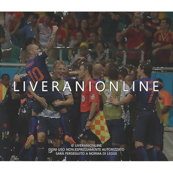 (140613) -- SALVADOR, June 13, 2014 () -- Netherlands\' Wesley Sneijder (L) celebrates with teammates at the Arena Fonte Nova Stadium during a Group B match between Spain and Netherlands of 2014 FIFA World Cup in Salvador, Brazil, June 13, 2014. Netherlands won 5-1 over Spain on Friday. (/Cao Can) ©photoshot/Agenzia Aldo Liverani sas - ITALY ONLY - EDITORIAL USE ONLY - Spagna Vs Olanda partita del Gruppo B Coppa del Mondo FIFA 2014 in Salvador, in Brasile, 13 giugno 2014