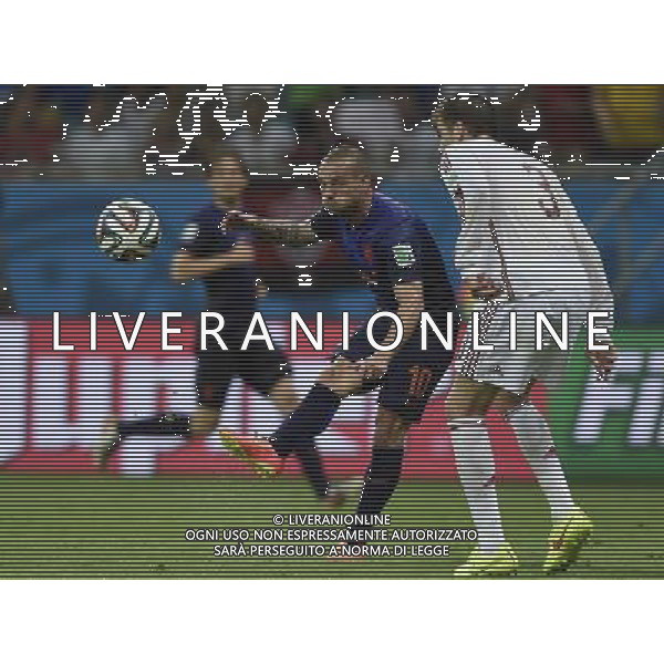 (140613) -- SALVADOR, June 13, 2014 () -- Netherlands\' Wesley Sneijder (L) passes the ball at the Arena Fonte Nova Stadium during a Group B match between Spain and Netherlands of 2014 FIFA World Cup in Salvador, Brazil, June 13, 2014. Netherlands won 5-1 over Spain on Friday. (/Yang Lei) ©photoshot/Agenzia Aldo Liverani sas - ITALY ONLY - EDITORIAL USE ONLY - Spagna Vs Olanda partita del Gruppo B Coppa del Mondo FIFA 2014 in Salvador, in Brasile, 13 giugno 2014