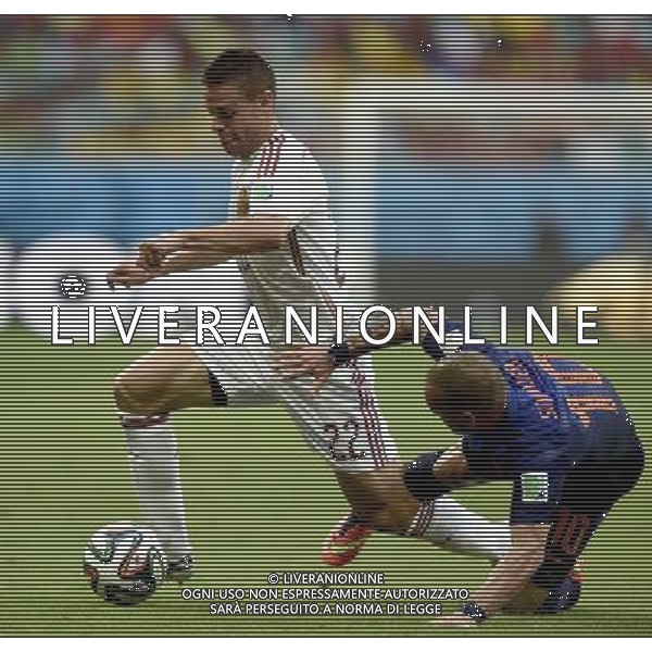 (140613) -- SALVADOR, June 13, 2014 () -- Spain\'s Cesar Azpilicueta (L) breaks through Netherlands\' Wesley Sneijder at the Arena Fonte Nova Stadium during a Group B match between Spain and Netherlands of 2014 FIFA World Cup in Salvador, Brazil, June 13, 2014. Netherlands won 5-1 over Spain on Friday. (/Yang Lei) ©photoshot/Agenzia Aldo Liverani sas - ITALY ONLY - EDITORIAL USE ONLY - Spagna Vs Olanda partita del Gruppo B Coppa del Mondo FIFA 2014 in Salvador, in Brasile, 13 giugno 2014