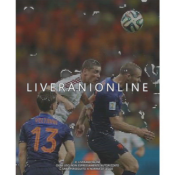 (140613) -- SALVADOR, June 13, 2014 () -- Spain\'s Fernando Torres (C) competes for a headball with Netherlands\' Ron Vlaar (R) at the Arena Fonte Nova Stadium during a Group B match between Spain and Netherlands of 2014 FIFA World Cup in Salvador, Brazil, June 13, 2014. Netherlands won 5-1 over Spain on Friday. (/Cao Can) ©photoshot/Agenzia Aldo Liverani sas - ITALY ONLY - EDITORIAL USE ONLY - Spagna Vs Olanda partita del Gruppo B Coppa del Mondo FIFA 2014 in Salvador, in Brasile, 13 giugno 2014