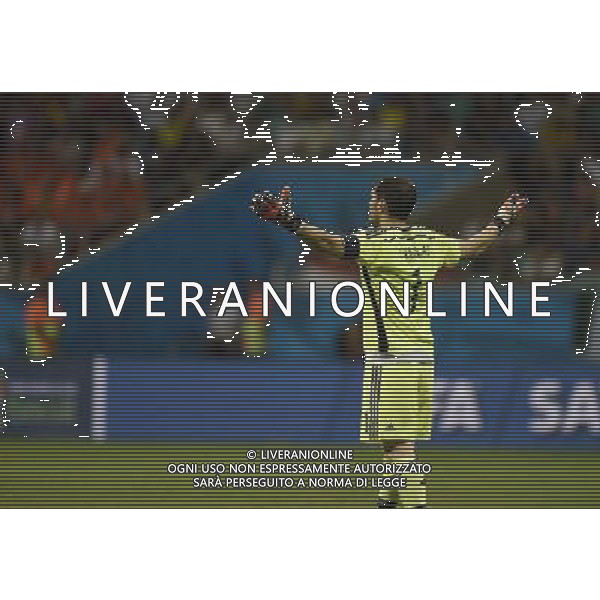 (140613) -- SALVADOR, June 13, 2014 () -- Spain\'s goalkeeper Iker Casillas gestures to the audience at the Arena Fonte Nova Stadium after a Group B match between Spain and Netherlands of 2014 FIFA World Cup in Salvador, Brazil, June 13, 2014. Netherlands won 5-1 over Spain on Friday. (/Yang Lei) ©photoshot/Agenzia Aldo Liverani sas - ITALY ONLY - EDITORIAL USE ONLY - Spagna Vs Olanda partita del Gruppo B Coppa del Mondo FIFA 2014 in Salvador, in Brasile, 13 giugno 2014