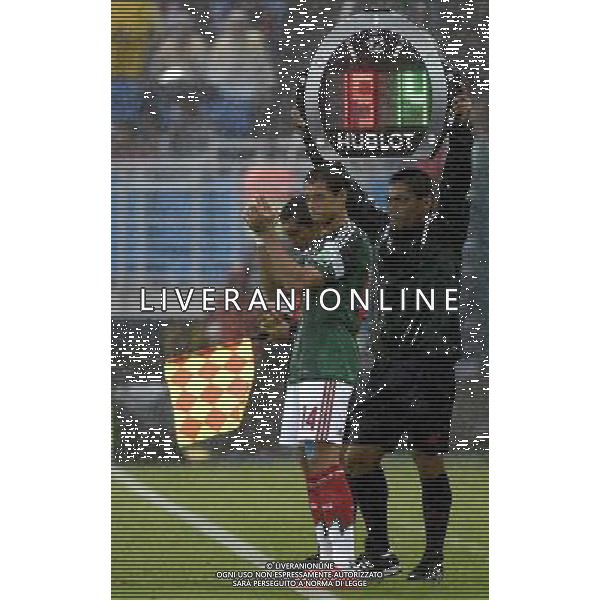 (140613) -- NATAL, June 13, 2014 () -- Mexico\'s Javier Hernandez applauds during a Group A match between Mexico and Cameroon of 2014 FIFA World Cup in the Estadio das Dunas Stadium in NATAL, Brazil, June 13, 2014. (/Lui Siu Wai)(rh) ©photoshot/Agenzia Aldo Liverani sas - ITALY ONLY - EDITORIAL USE ONLY - Messico v Camerun partita del Gruppo A Coppa del Mondo FIFA 2014 in Estadio das Dunas Stadium a Natal, Brasile, 13 giugno 2014