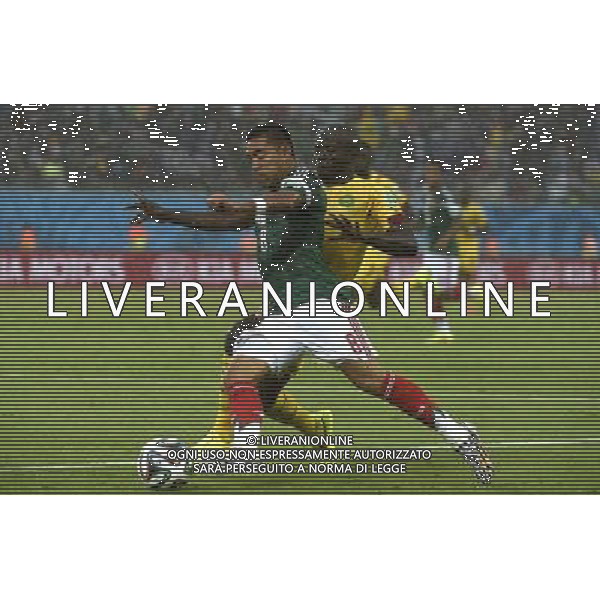 (140613) -- NATAL, June 13, 2014 () -- Mexico\'s Marco Fabian vies with Cameroon\'s player during a Group A match between Mexico and Cameroon of 2014 FIFA World Cup in the Estadio das Dunas Stadium in NATAL, Brazil, June 13, 2014. (/Lui Siu Wai)(rh) ©photoshot/Agenzia Aldo Liverani sas - ITALY ONLY - EDITORIAL USE ONLY - Messico v Camerun partita del Gruppo A Coppa del Mondo FIFA 2014 in Estadio das Dunas Stadium a Natal, Brasile, 13 giugno 2014