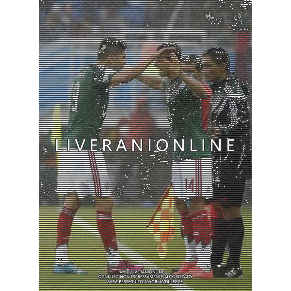 (140613) -- NATAL, June 13, 2014 () -- Mexico\'s Javier Hernandez (2nd L) substitutes Oribe Peralta (L) during a Group A match between Mexico and Cameroon of 2014 FIFA World Cup at the Estadio das Dunas Stadium in Natal, Brazil, June 13, 2014. (/Lui Siu Wai)(pcy) ©photoshot/Agenzia Aldo Liverani sas - ITALY ONLY - EDITORIAL USE ONLY - Messico v Camerun partita del Gruppo A Coppa del Mondo FIFA 2014 in Estadio das Dunas Stadium a Natal, Brasile, 13 giugno 2014