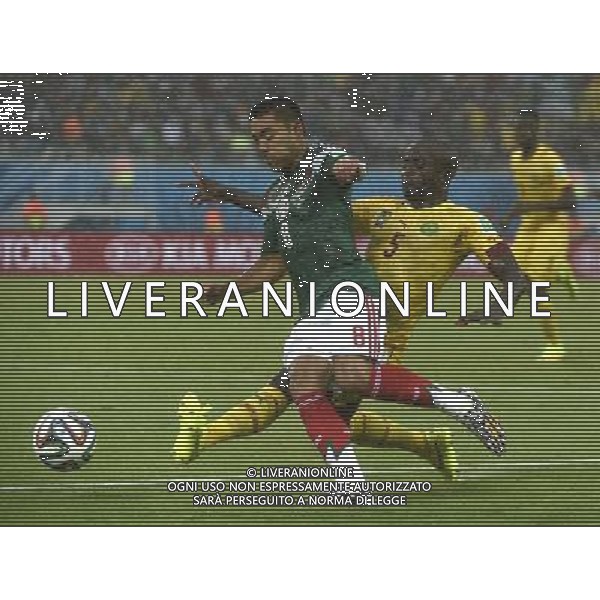 (140613) -- NATAL, June 13, 2014 () -- Cameroon\'s Dany Nounkeu (R) competes with Mexico\'s Marco Fabian during a Group A match between Mexico and Cameroon of 2014 FIFA World Cup at the Estadio das Dunas Stadium in Natal, Brazil, June 13, 2014. (/Lui Siu Wai)(pcy) ©photoshot/Agenzia Aldo Liverani sas - ITALY ONLY - EDITORIAL USE ONLY - Messico v Camerun partita del Gruppo A Coppa del Mondo FIFA 2014 in Estadio das Dunas Stadium a Natal, Brasile, 13 giugno 2014