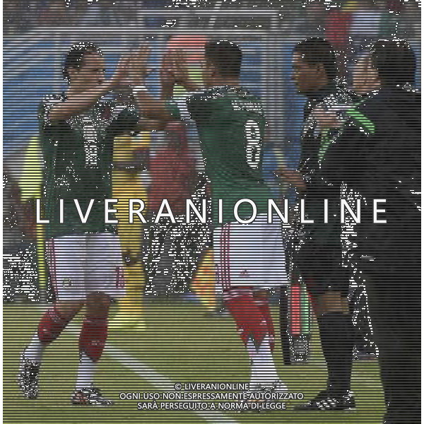(140613) -- NATAL, June 13, 2014 () -- Mexico\'s Marco Fabian (2nd L) substitutes Andres Guardado (1st L) during a Group A match between Mexico and Cameroon of 2014 FIFA World Cup at the Estadio das Dunas Stadium in Natal, Brazil, June 13, 2014. (/Lui Siu Wai)(pcy) ©photoshot/Agenzia Aldo Liverani sas - ITALY ONLY - EDITORIAL USE ONLY - Messico v Camerun partita del Gruppo A Coppa del Mondo FIFA 2014 in Estadio das Dunas Stadium a Natal, Brasile, 13 giugno 2014