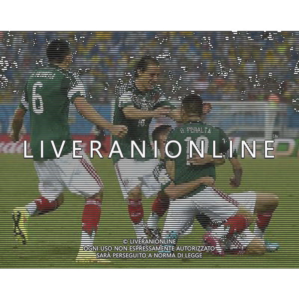 (140613) -- NATAL, June 13, 2014 () -- Mexico\'s players celebrate with Oribe Peralta (1st R) for his goal during a Group A match between Mexico and Cameroon of 2014 FIFA World Cup at the Estadio das Dunas Stadium in Natal, Brazil, June 13, 2014. (/Lui Siu Wai)(pcy) ©photoshot/Agenzia Aldo Liverani sas - ITALY ONLY - EDITORIAL USE ONLY - Messico v Camerun partita del Gruppo A Coppa del Mondo FIFA 2014 in Estadio das Dunas Stadium a Natal, Brasile, 13 giugno 2014