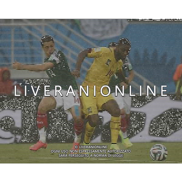 (140613) -- NATAL, June 13, 2014 () -- Mexico\'s Javier Hernandez (L) competes with Cameroon\'s Aurelien Chedjou during a Group A match between Mexico and Cameroon of 2014 FIFA World Cup at the Estadio das Dunas Stadium in Natal, Brazil, June 13, 2014. (/Lui Siu Wai)(pcy) ©photoshot/Agenzia Aldo Liverani sas - ITALY ONLY - EDITORIAL USE ONLY - Messico v Camerun partita del Gruppo A Coppa del Mondo FIFA 2014 in Estadio das Dunas Stadium a Natal, Brasile, 13 giugno 2014