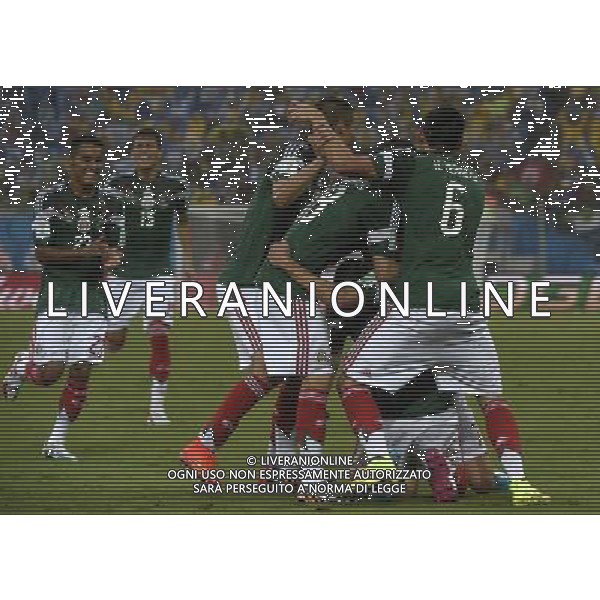 (140613) -- NATAL, June 13, 2014 () -- Mexico\'s players celebrate for Oribe Peralta\'s goal during a Group A match between Mexico and Cameroon of 2014 FIFA World Cup at the Estadio das Dunas Stadium in Natal, Brazil, June 13, 2014. (/Lui Siu Wai)(pcy) ©photoshot/Agenzia Aldo Liverani sas - ITALY ONLY - EDITORIAL USE ONLY - Messico v Camerun partita del Gruppo A Coppa del Mondo FIFA 2014 in Estadio das Dunas Stadium a Natal, Brasile, 13 giugno 2014