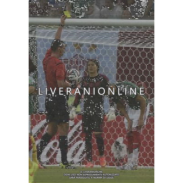 (140613) -- NATAL, June 13, 2014 () -- Colombian referee Wilmar Roldan (L) gives a yellow card to Mexico\'s Hector Moreno (R) during a Group A match between Mexico and Cameroon of 2014 FIFA World Cup at the Estadio das Dunas Stadium in Natal, Brazil, June 13, 2014. (/Lui Siu Wai)(pcy) ©photoshot/Agenzia Aldo Liverani sas - ITALY ONLY - EDITORIAL USE ONLY - Messico v Camerun partita del Gruppo A Coppa del Mondo FIFA 2014 in Estadio das Dunas Stadium a Natal, Brasile, 13 giugno 2014