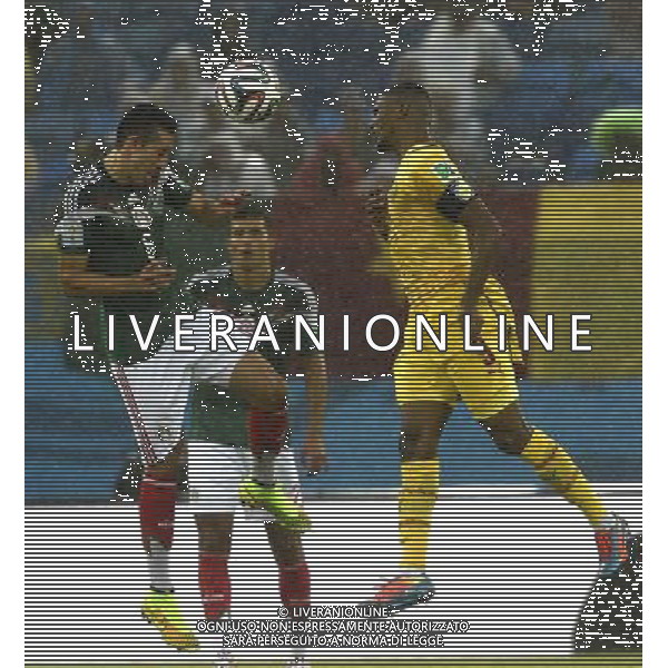 (140613) -- NATAL, June 13, 2014 () -- Mexico\'s Oribe Peralta (L) competes with Cameroon\'s Samuel Eto\'o (R) for heading the ball during a Group A match between Mexico and Cameroon of 2014 FIFA World Cup at the Estadio das Dunas Stadium in Natal, Brazil, June 13, 2014. (/Lui Siu Wai)(pcy) ©photoshot/Agenzia Aldo Liverani sas - ITALY ONLY - EDITORIAL USE ONLY - Messico v Camerun partita del Gruppo A Coppa del Mondo FIFA 2014 in Estadio das Dunas Stadium a Natal, Brasile, 13 giugno 2014