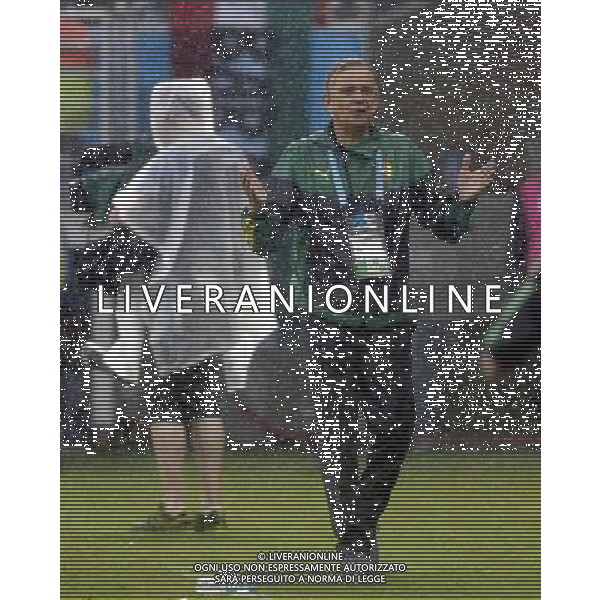 (140613) -- NATAL, June 13, 2014 () -- Cameroon\'s coach Volker Finke reacts as Colombian referee Wilmar Roldan calls a foul during a Group A match between Mexico and Cameroon of 2014 FIFA World Cup at the Estadio das Dunas Stadium in Natal, Brazil, June 13, 2014. (/Lui Siu Wai)(pcy) ©photoshot/Agenzia Aldo Liverani sas - ITALY ONLY - EDITORIAL USE ONLY - Messico v Camerun partita del Gruppo A Coppa del Mondo FIFA 2014 in Estadio das Dunas Stadium a Natal, Brasile, 13 giugno 2014