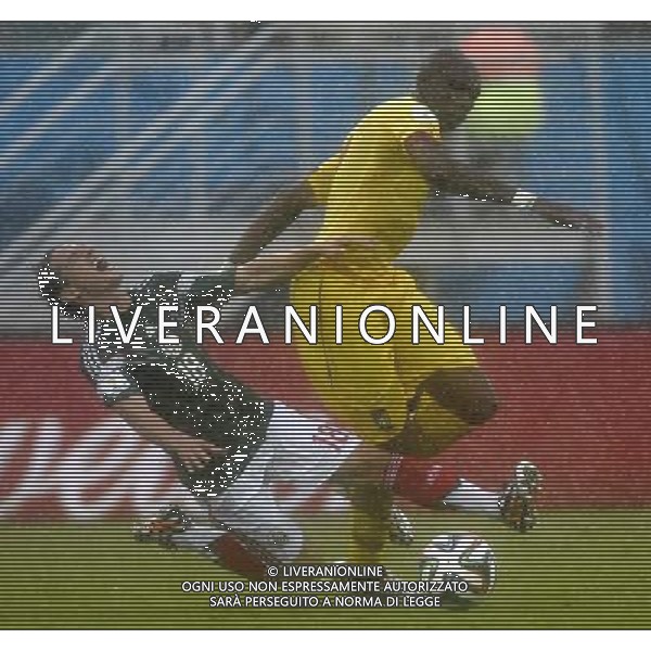 (140613) -- NATAL, June 13, 2014 () -- Mexico\'s Andres Guardado falls down as he vies with Cameroon\'s Stephane Mbia during a Group A match between Mexico and Cameroon of 2014 FIFA World Cup at the Estadio das Dunas Stadium in Natal, Brazil, June 13, 2014. (/Lui Siu Wai)(pcy) ©photoshot/Agenzia Aldo Liverani sas - ITALY ONLY - EDITORIAL USE ONLY - Messico v Camerun partita del Gruppo A Coppa del Mondo FIFA 2014 in Estadio das Dunas Stadium a Natal, Brasile, 13 giugno 2014