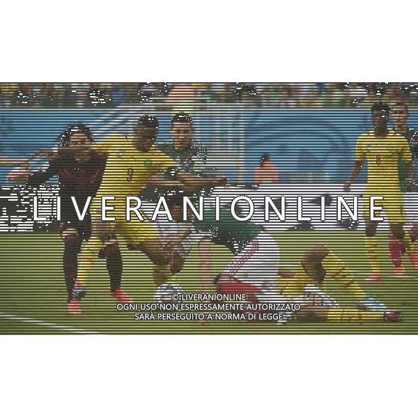 (140613) -- NATAL, June 13, 2014 () -- Cameroon\'s Samuel Eto\'o (2nd L) strives for the ball during a Group A match between Mexico and Cameroon of 2014 FIFA World Cup at the Estadio das Dunas Stadium in Natal, Brazil, June 13, 2014. (/Lui Siu Wai)(pcy) ©photoshot/Agenzia Aldo Liverani sas - ITALY ONLY - EDITORIAL USE ONLY - Messico v Camerun partita del Gruppo A Coppa del Mondo FIFA 2014 in Estadio das Dunas Stadium a Natal, Brasile, 13 giugno 2014