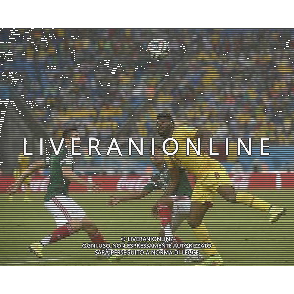 (140613) -- NATAL, June 13, 2014 () -- Cameroon\'s Alexandre Song (R) competes with Mexico\'s players during a Group A match between Mexico and Cameroon of 2014 FIFA World Cup at the Estadio das Dunas Stadium in Natal, Brazil, June 13, 2014. (/Lui Siu Wai)(pcy) ©photoshot/Agenzia Aldo Liverani sas - ITALY ONLY - EDITORIAL USE ONLY - Messico v Camerun partita del Gruppo A Coppa del Mondo FIFA 2014 in Estadio das Dunas Stadium a Natal, Brasile, 13 giugno 2014