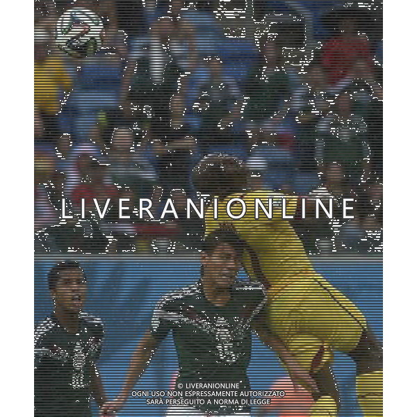 (140613) -- NATAL, June 13, 2014 () -- Mexico\'s Hector Moreno (C) competes for a head ball against Cameroon\'s Stephane Mbia (R) during a Group A match between Mexico and Cameroon of 2014 FIFA World Cup at the Estadio das Dunas Stadium in Natal, Brazil, June 13, 2014. (/Lui Siu Wai)(pcy) ©photoshot/Agenzia Aldo Liverani sas - ITALY ONLY - EDITORIAL USE ONLY - Messico v Camerun partita del Gruppo A Coppa del Mondo FIFA 2014 in Estadio das Dunas Stadium a Natal, Brasile, 13 giugno 2014