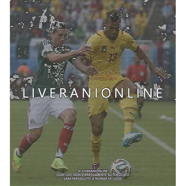 (140613) -- NATAL, June 13, 2014 () -- Mexico\'s Hector Herrera (L) strives for the ball controlled by Cameroon\'s Eric Choupo Moting (R) during a Group A match between Mexico and Cameroon of 2014 FIFA World Cup at the Estadio das Dunas Stadium in Natal, Brazil, June 13, 2014. (/Lui Siu Wai)(pcy) ©photoshot/Agenzia Aldo Liverani sas - ITALY ONLY - EDITORIAL USE ONLY - Messico v Camerun partita del Gruppo A Coppa del Mondo FIFA 2014 in Estadio das Dunas Stadium a Natal, Brasile, 13 giugno 2014