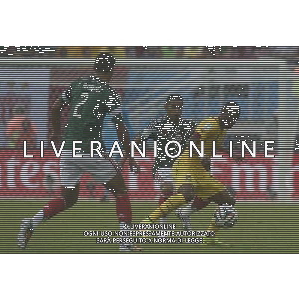 (140613) -- NATAL, June 13, 2014 () -- Cameroon\'s Eyong Enohh (R) controls the ball as Mexico\'s Jose Juan Vazquez (C) defends during a Group A match between Mexico and Cameroon of 2014 FIFA World Cup at the Estadio das Dunas Stadium in Natal, Brazil, June 13, 2014. (/Lui Siu Wai)(pcy) ©photoshot/Agenzia Aldo Liverani sas - ITALY ONLY - EDITORIAL USE ONLY - Messico v Camerun partita del Gruppo A Coppa del Mondo FIFA 2014 in Estadio das Dunas Stadium a Natal, Brasile, 13 giugno 2014