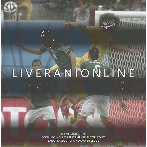 (140613) -- NATAL, June 13, 2014 () -- Mexico\'s Oribe Peralta (L) competes with Cameroon\'s Benoit Assou-Ekotto (R) during a Group A match between Mexico and Cameroon of 2014 FIFA World Cup at the Estadio das Dunas Stadium in Natal, Brazil, June 13, 2014. (/Lui Siu Wai)(pcy) ©photoshot/Agenzia Aldo Liverani sas - ITALY ONLY - EDITORIAL USE ONLY - Messico v Camerun partita del Gruppo A Coppa del Mondo FIFA 2014 in Estadio das Dunas Stadium a Natal, Brasile, 13 giugno 2014