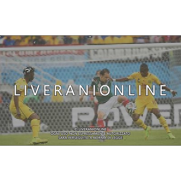 (140613) -- NATAL, June 13, 2014 () -- Mexico\'s Andres Guardado (C) vies with Cameroon\'s Eyong Enoh (R) during a Group A match between Mexico and Cameroon of 2014 FIFA World Cup in the Estadio das Dunas Stadium in NATAL, Brazil, June 13, 2014. (/Guo Yong)(rh) ©photoshot/Agenzia Aldo Liverani sas - ITALY ONLY - EDITORIAL USE ONLY - Messico v Camerun partita del Gruppo A Coppa del Mondo FIFA 2014 in Estadio das Dunas Stadium a Natal, Brasile, 13 giugno 2014